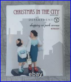2017 Department 56 Christmas in the City Shopping On Park Avenue 4056629 NEW