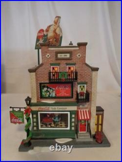 Department 56 Christmas In The City Coca Cola Soda Fountain 56.59221 & Figure Department 56 Christmas In The City Coca Cola Soda Fountain 56.59221 & Figure