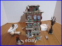 Dept. 56 2002 Parkside Holiday Brownstone #56.58937 Christmas In The City Mint